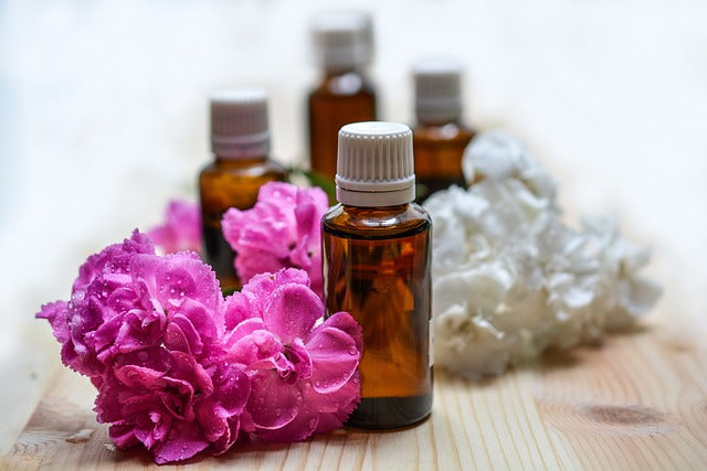 4 Best Essential Oils to Relieve Itchy Skin Naturally